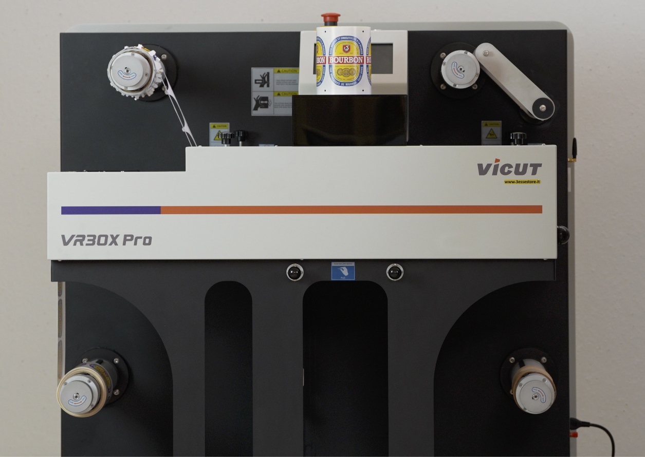 Fustellatore e laminatore digitale Vicut VR30X Pro con bobine di etichette finite